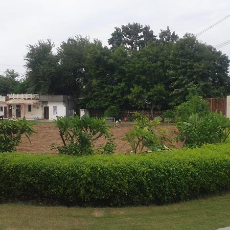 Maharaja Farms Hotel Gurgáon Kültér fotó